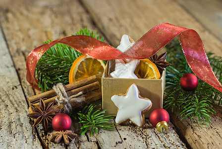 圣诞饼干 在礼品盒中加冰心结 配有香料和木制餐桌装饰品图片