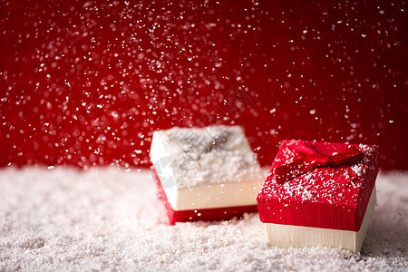 圣诞假期背景 带礼物盒和雪愿望红色雪花卡片季节性庆典盒子礼物丝带白色图片