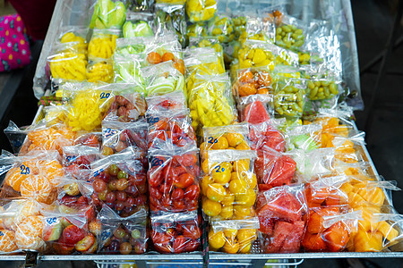 亚洲街头食品市场 包装在微型塑料袋中的水果 外卖水果草纸食物杂货店旅行摊位热带销售小吃蔬菜青菜塑料图片
