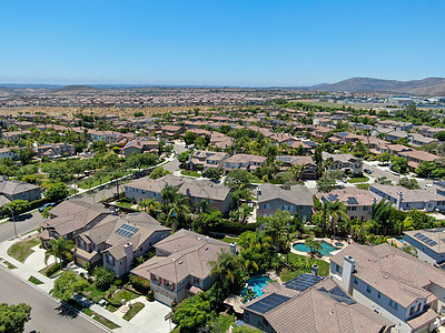 在圣地亚哥有游泳池的大型豪宅的郊区邻居的空中景象建筑学住房抵押风景城市房子后院天线社区草地图片