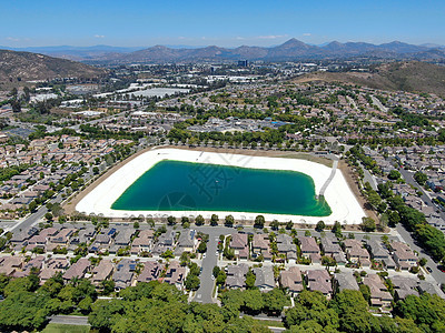 圣地亚哥县郊区社区环绕的水循环水库鸟瞰图环境风景投资天空回收力量土地财产细分邻里图片