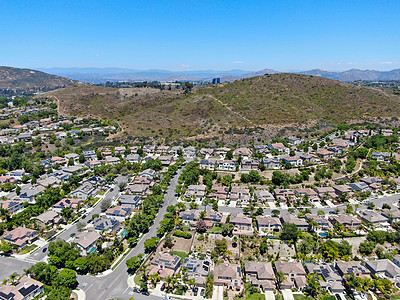 在圣地亚哥有游泳池的大型豪宅的郊区邻居的空中景象街道住房建筑学风景社区富裕人行道后院城市花园图片