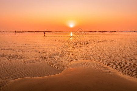 海边多彩的日落或日出 沙滩上有火山灰的杂质 印度果阿州曼德勒姆热带海滨海滩丛林旅行射线天堂紫色太阳光地平线图片