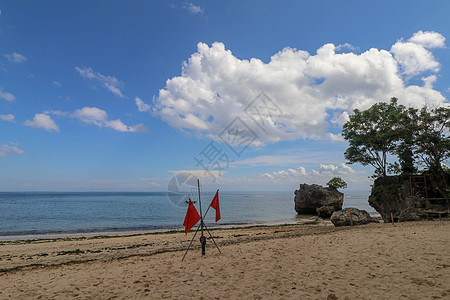 在海浪中游泳是危险的 红警示旗在暴风天气时在沙滩上摇晃海洋救生员救援冒险海岸力量天空波浪蓝色警报图片