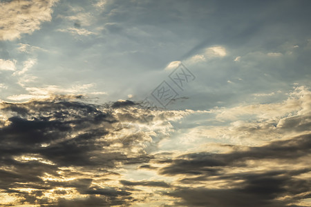 日出和夕阳 有云雾阳光场景戏剧性太阳天空地平线日落金子蓝色天气图片