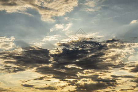 日出和夕阳 有云雾阳光地平线天空旅行金子蓝色橙子晴天云景戏剧性图片