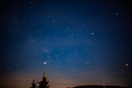 蓝夜天空有星星地球云带天篷天体蓝色绿色科学宇宙树木地平线图片