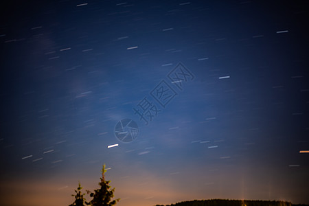 蓝夜天空有星星云带绿色天体科学宇宙地平线地球天篷蓝色树木图片