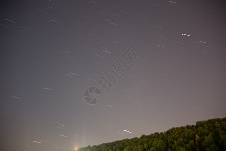 蓝夜天空有星星绿色科学天篷地平线地球蓝色树木云带天体宇宙图片