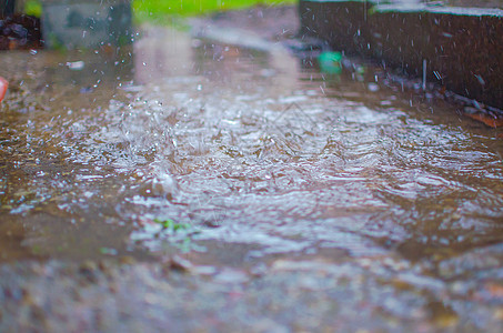 水上下大雨反射天气下雨季节水滴水坑液体气候风暴波纹图片