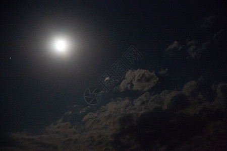 夜空中云云和蒙蔽的月亮夜空云盖阴霾天空月亮星星火车心情图片
