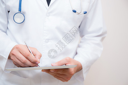 医生在白色背景的数码平板电脑上工作诊所展示监视触摸屏职业药片笔记本屏幕互联网考试图片