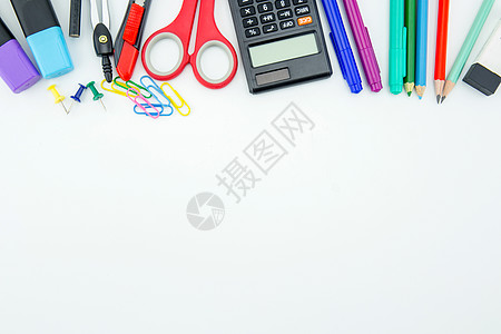 学校用品 白色背景的文具附件 平面 顶视角图片