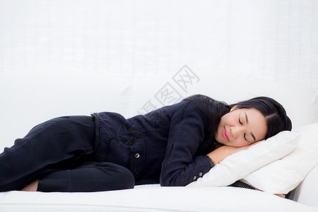 睡在h客厅的沙发上 很疲倦的经理人睡觉商务成人女性商业管理人员长椅压力午睡女士疲劳图片