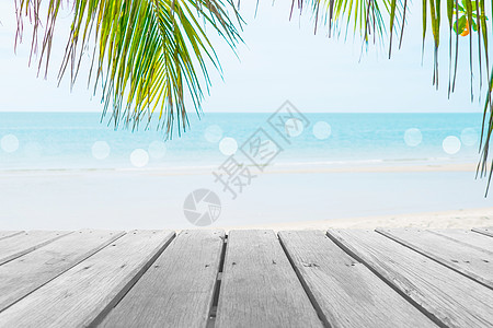 具有美丽海滩背景的旧木桌的精选焦点 用于展示您的产品天空旅游地平线墙纸热带海景假期太阳海洋海浪图片