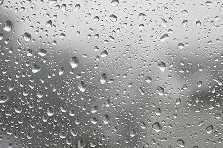 窗户上下着雨滴玻璃蒸汽水分环境气候天空宏观天气背景图片