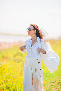 暑假期间海滩上可爱的女子女儿荒野孩子快乐童年太阳镜海洋闲暇女士旅行图片