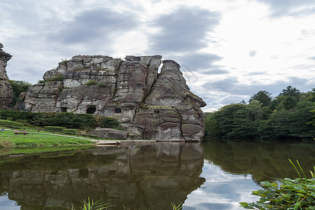 独特神秘岩石形成石头天空巅峰正方形场景旅行海岸日落假期暴风云图片