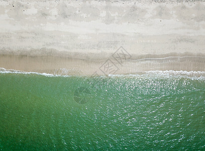 在清洁沙沙滩上的蓝海浪天线天堂旅行海洋飞溅蓝色液体海岸线阳光海岸图片