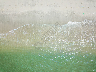 在清洁沙沙滩上的蓝海浪阳光海洋太阳海滩支撑旅游晴天天堂假期液体图片