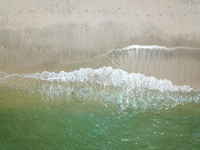 在清洁沙沙滩上的蓝海浪海岸线支撑旅游天空飞溅日落海岸自然假期热带图片