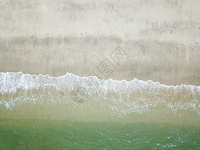 在清洁沙沙滩上的蓝海浪液体海岸线自然假期海洋阳光旅游海景海岸蓝色图片