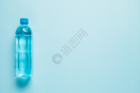 蓝色背景的饮用水瓶 含蓝底图片