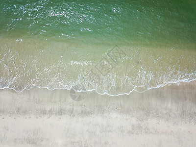 在清洁沙沙滩上的蓝海浪自然冲浪天堂海岸线海景晴天天线热带海滩天空图片