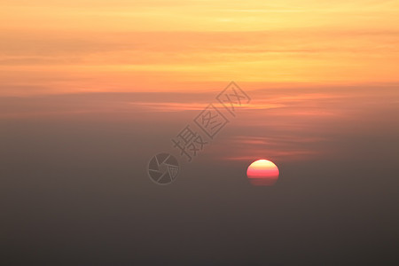 美丽的日落或日出天空 在云层之上 光辉照耀旅行天气蓝色天堂地平线太阳场景橙子季节晴天背景图片