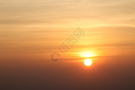 美丽的日落或日出天空 在云层之上 光辉照耀旅行天堂天气橙子蓝色地平线阳光场景太阳季节图片