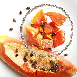 橙色新鲜木瓜保留在白色背景中 碗里有切片 并富含纤维维生素C和抗氧化剂 刺激你的免疫力 对糖尿病人和眼睛有好处水果浆果热带异国甜图片