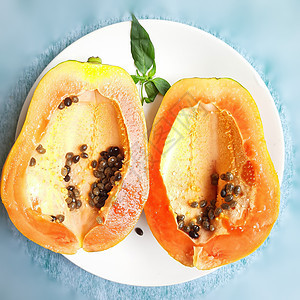 橙色新鲜木瓜被切成一半 保存在白色背景中 并富含纤维维生素C和抗氧化剂 刺激你的免疫力 对糖尿病人和眼睛有好处浆果饮食沙拉甜点减图片