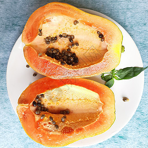 橙色新鲜木瓜被切成一半 保存在白色背景中 并富含纤维维生素C和抗氧化剂 刺激你的免疫力 对糖尿病人和眼睛有好处食物情调餐厅异国营图片