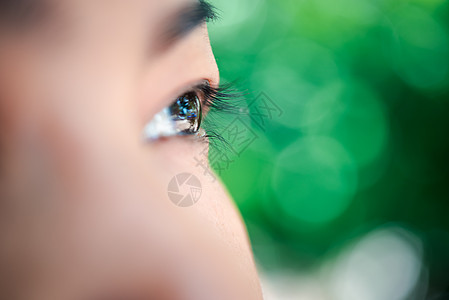 眼 眼眼球和女性概念愿景反射魅力手表宏观眼影眼睛女孩化妆品女士睫毛图片