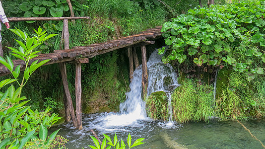 克罗地亚普利特维采湖国家公园的木制公园小径 可欣赏翡翠湖 瀑布和清澈的海水流动丛林植物小路旅行公园人行道爬坡花园环境图片