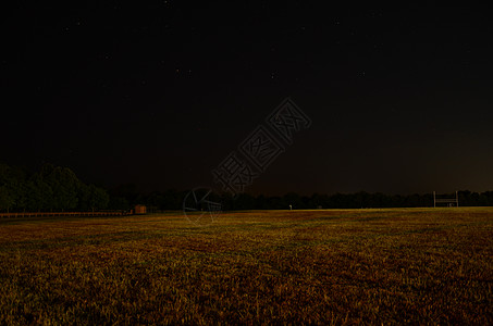 与来自美国弗吉尼亚州的星星一起在夜空中新西雅特星座科学新智场地天文天空观星草地天文学彗尾图片