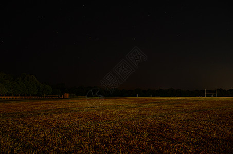 与来自美国弗吉尼亚州的星星一起在夜空中新西雅特彗尾新智天文学科学天文场地观星草地天空星座图片