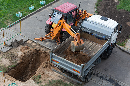 白俄罗斯 明斯克-15 08 2018 装有水桶挖掘机的拖车e图片