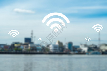 Wifi 图标显示在模糊的市景背景连接网络上图片