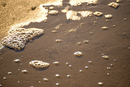 沙上冲浪的泡沫泡泡白色晴天气泡海洋棕色墙纸海滩背景图片