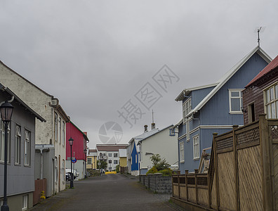 冰岛Keflevik镇与旧房子和街灯相邻的街道图片