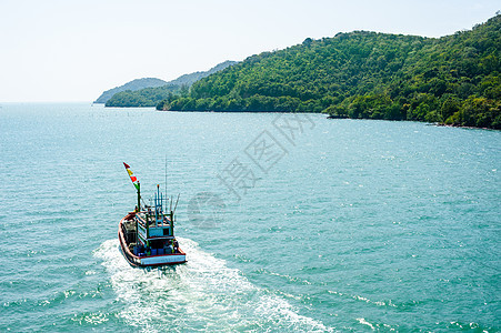 漂浮在蓝海和天空水域的渔船蓝色日落日出血管海洋运输反射旅行发动机港口图片