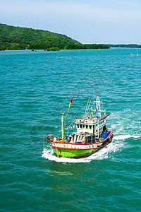 漂浮在蓝海和天空水域的渔船发动机日落海岸血管地平线假期运输海洋港口支撑图片