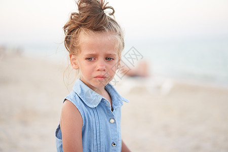 小女孩哭着在海滩上哭泣 伤心暑夏假 孩子失踪了图片