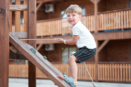 男孩游乐场儿童爬绳户外儿童健康暑期活动冒险幼儿园娱乐享受乐趣男性儿子安全操场公园图片