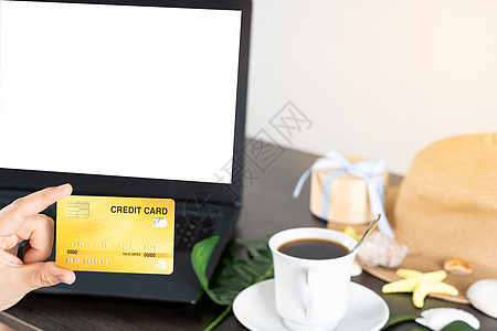 带有空白屏幕的笔记本电脑 用于模拟电子商务概念 使用信用卡付款 在线技术支付女士购物电子商务办公室小样银行业互联网键盘卡片商业图片