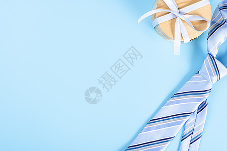 父亲节快乐背景概念 蓝色领带和蓝色背景礼品盒 带有文本复制空间杯子孩子眼镜作品咖啡爸爸微笑父母手工桌子图片
