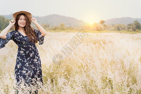 日光下草地上年轻时装女郎的夏季肖像女孩喜悦公园自由头发森林青少年潮人女士日落图片