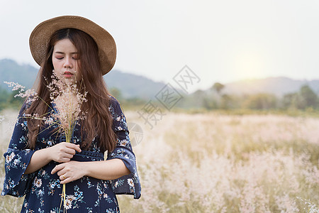 日光下草地上年轻时装女郎的夏季肖像日落公园女士头发晴天女性青少年女孩森林场地图片