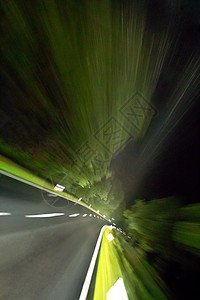 夜里超快高速过高速公路图片